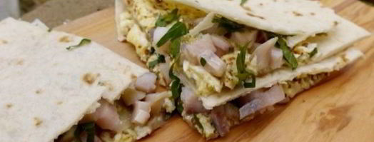 лаваш с яйцом, селедкой и зеленью. Шаг 9