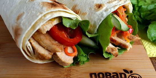 Ролл из лаваша с курицей и овощами