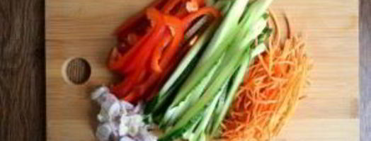 ролл из лаваша с курицей и овощами. Шаг 3