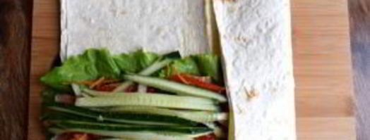 ролл из лаваша с курицей и овощами. Шаг 6