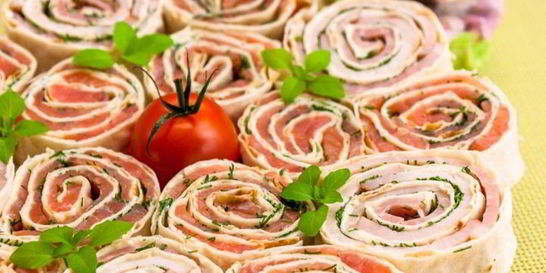 Рулетики из лаваша с семгой и ветчиной