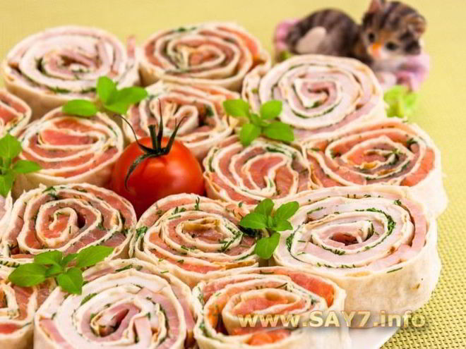 Рецепт рулетиков из лаваша с семгой и ветчиной
