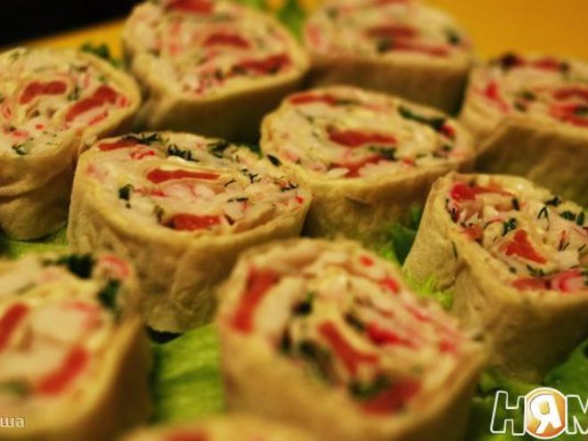Рецепт рулетов из лаваша с крабовым мясом и красной рыбой