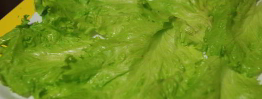 рулеты из лаваша с крабовым мясом и красной рыбой. Шаг 3