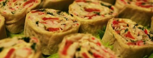 рулеты из лаваша с крабовым мясом и красной рыбой. Шаг 4