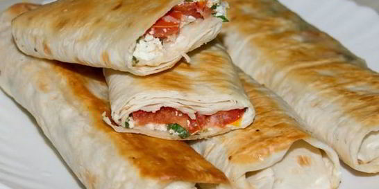 Рулеты из лаваша с творогом и помидорами