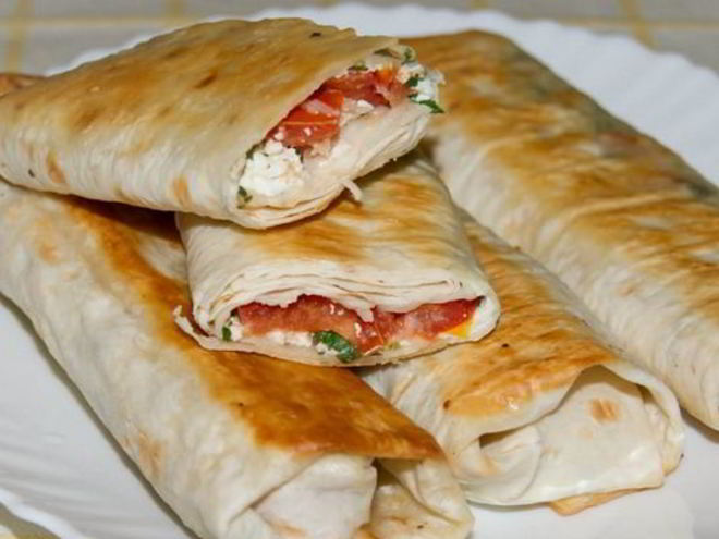 Рецепт рулетов из лаваша с творогом и помидорами