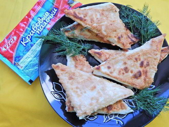 Рецепт закуски из крабовых палочек в лаваше, обжаренная