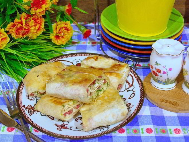 Рецепт жареного лаваша с колбасой и сыром