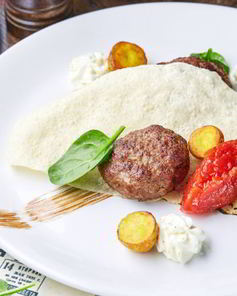 Черноморские биточки из барашка с кремом из слабосоленой брынзы, томатным конфитюром и хрустящей лепешкой