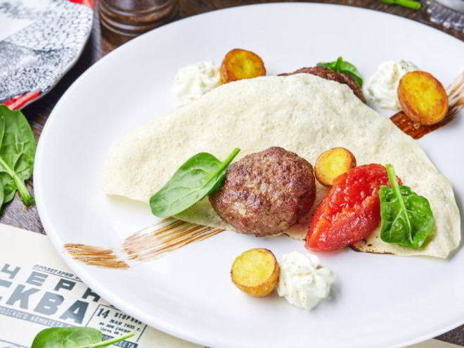 Рецепт черноморских биточков из барашка с кремом из слабосоленой брынзы, томатным конфитюром и хрустящей лепешкой