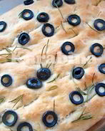 Фокачча с маслинами и розмарином