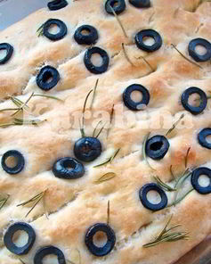 Фокачча с маслинами и розмарином