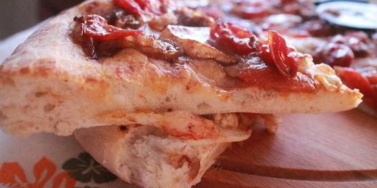 Фокачча с помидорами и анчоусами