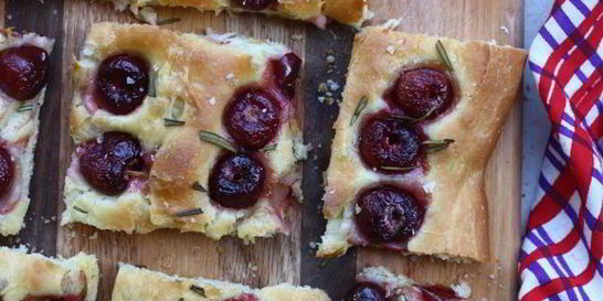 Фокачча с вишней и розмарином