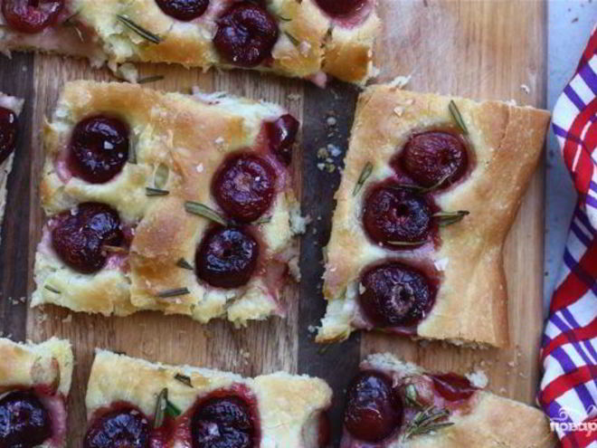 Рецепт фокаччи с вишней и розмарином