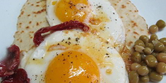 Лепешка с яйцом на завтрак