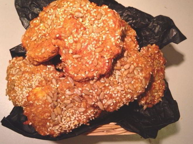 Рецепт лепешек с кунжутом, семечками и сыром на сыворотке