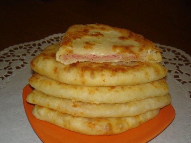 Рецепт лепешек с сыром и колбасой