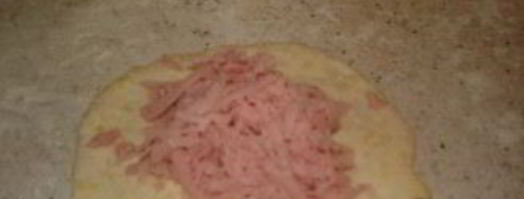 лепешки с сыром и колбасой. Шаг 2