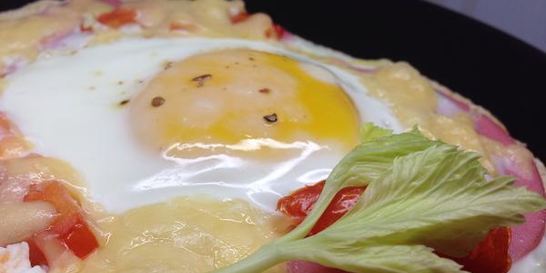 Пита с колбасой, сыром и яйцом