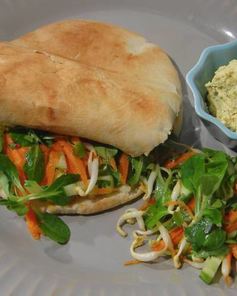 Пита с овощами и хумусом