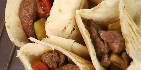 Пита с теплым салатом