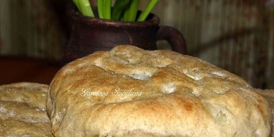 Пшенично-ржаные лепешки с луком