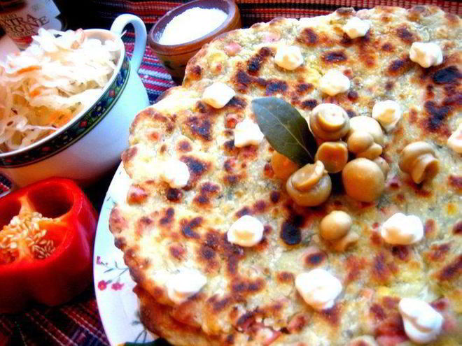 Рецепт сырно-тыквенных лепешки с колбасой и зеленью