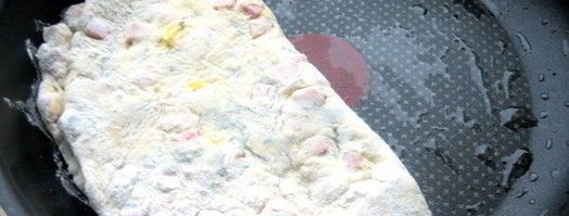 сырно-тыквенные лепешки с колбасой и зеленью. Шаг 19