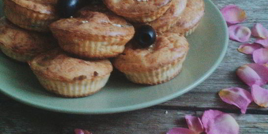 Луковые маффины с сырной начинкой