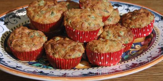 Маффины с карамелизированным луком, беконом и зеленым горошком