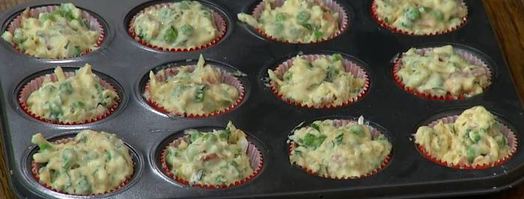 маффины с карамелизированным луком, беконом и зеленым горошком. Шаг 12