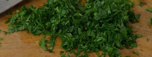 маффины с карамелизированным луком, беконом и зеленым горошком. Шаг 6