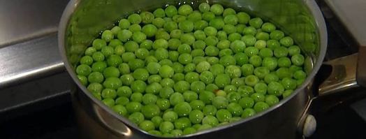 маффины с карамелизированным луком, беконом и зеленым горошком. Шаг 7