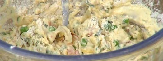 маффины с карамелизированным луком, беконом и зеленым горошком. Шаг 11