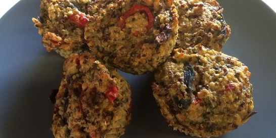 Овощные маффины из киноа с копченым лососем