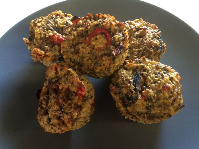 Рецепт овощных маффинов из киноа с копченым лососем