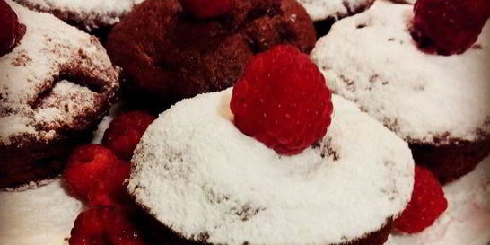 Шоколадные маффины с малиной