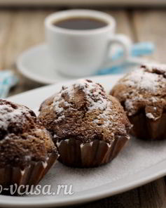 Шоколадные маффины с вишней