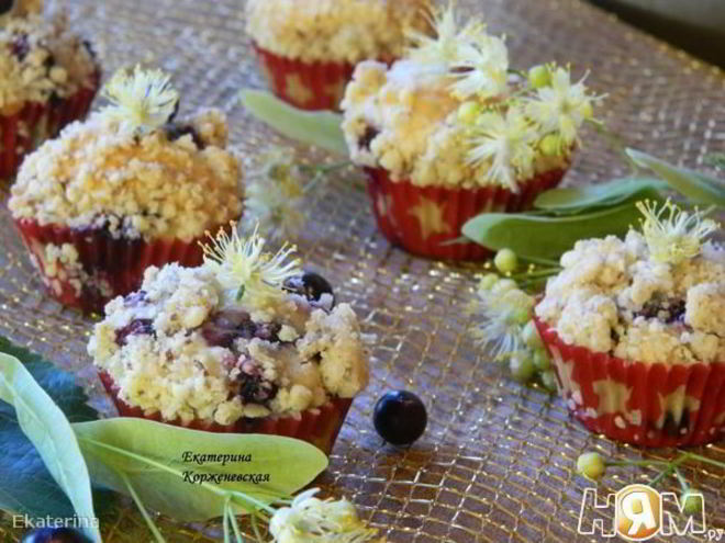 Рецепт ягодных маффинов с миндальным штрейзелем