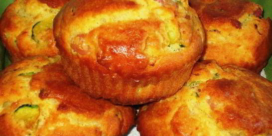 Закусочные маффины с беконом и цукини
