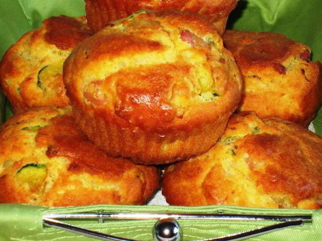Рецепт закусочных маффинов с беконом и цукини