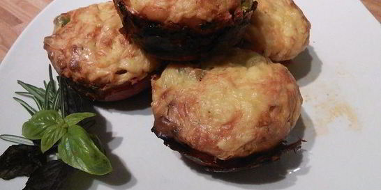 Закусочные маффины в стаканчиках из чоризо-салями