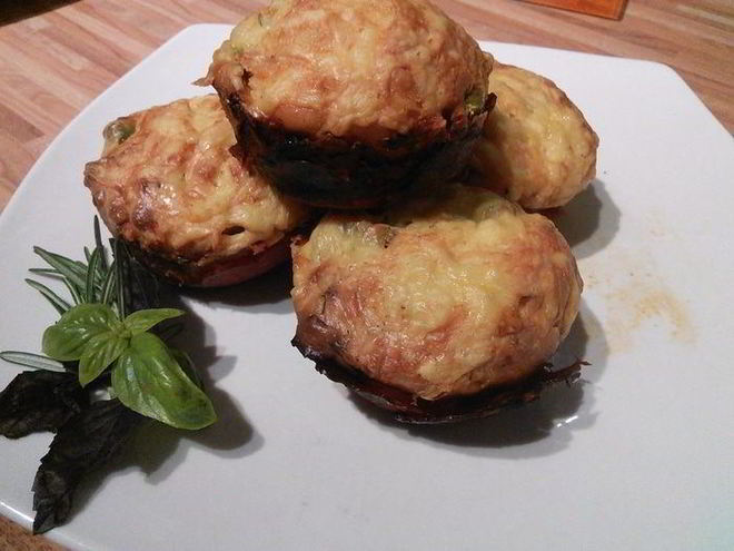 Рецепт закусочных маффинов в стаканчиках из чоризо-салями