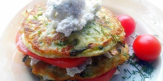 Башенки из кабачковых оладий и брынзы