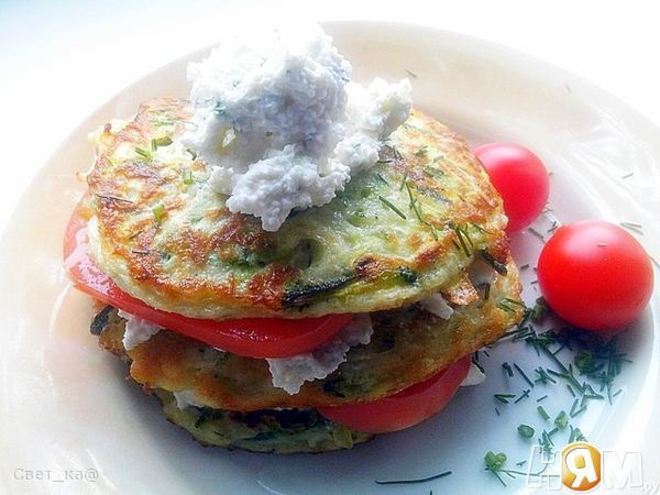 Рецепт башенок из кабачковых оладий и брынзы