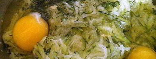 башенки из кабачковых оладий и брынзы. Шаг 2