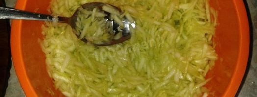 кабачковые оладьи с сосисками. Шаг 2