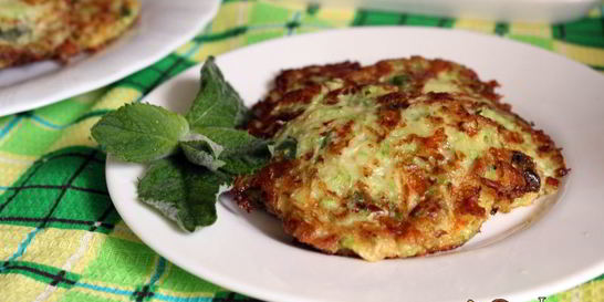 Кабачковые оладьи с сыром, беконом и мятой